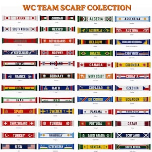 Puede incluir: Colección de bufandas de equipos de la Copa del Mundo, cada una con la bandera y el nombre de un país. Las bufandas son rectangulares con una banda central y bordes contrastantes. Países: Japón, EE. UU., etc.