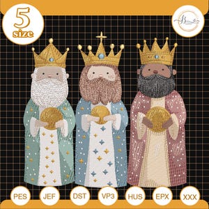 Puede incluir: Diseño bordado de tres reyes con coronas y monedas de oro. Los reyes tienen diferentes tonos de piel y colores de barba. Visten túnicas en tonos azules, verdes y rosas. El diseño incluye el texto "5 size".