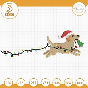 Puede incluir: Diseño bordado de un perro corriendo con un gorro de Papá Noel y un árbol de Navidad en la boca. El perro tira de una cadena de luces navideñas de colores. El diseño es para bordar.