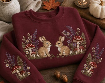 Herbstliches Sweatshirt mit Hasen- und Pilzstickerei, gemütliches Cottagecore-Shirt für die Herbstzeit, Rundhalsausschnitt mit Waldhasenmotiv, Geschenk für Herbstliebhaber