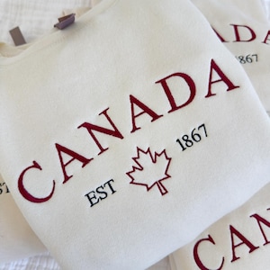 Sudadera de cuello redondo con bordado de Canadá / Hoja de arce (fundada en 1867) / Suéter del orgullo canadiense / Regalo de viaje / Traje para el Día de Canadá / Suéter de recuerdo