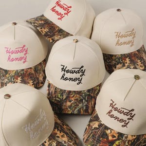 Gorra snapback bordada Howdy Honey / Gorra de camionero estilo western con visera de camuflaje / Gorra de chica campestre / Estética vaquera / Bonita gorra de concierto campestre