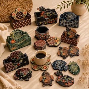 Puede incluir: Una colección de posavasos decorativos de madera en varias formas, incluyendo patos, tortugas y flores. Los posavasos están pintados a mano con diseños florales en rojo, naranja y verde. Se exhiben en soportes de madera a juego.