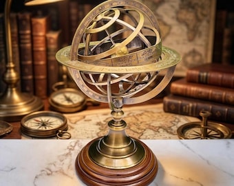 Esfera armilar de latón antiguo en el estudio de un erudito, con mapas, libros y globo terráqueo de época que reflejan la astronomía y la exploración.