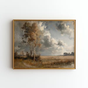 Könnte beinhalten: Antike Landschaftsmalerei in einem goldenen Rahmen. Das Kunstwerk zeigt ein Feld mit hohem Gras, ein kleines Gewässer und Bäume unter einem bewölkten Himmel. Die Farbpalette umfasst Brauntöne, Beige und Grau.