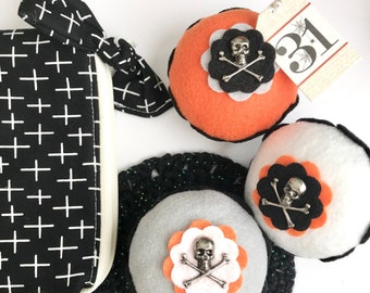 Halloween Skull Felt Cupcakes (Pick your Color) - Home, Party Decor, Gifts, Favors, Trick or Treat, Scary Food, Tableware, Fall Decor