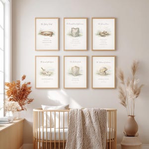 Könnte beinhalten: Sechs gerahmte Kunstdrucke mit Aquarellillustrationen und Text. Jeder Druck zeigt einen anderen Gegenstand, darunter einen Gürtel, einen Brustpanzer, Sandalen, ein Schwert, einen Schild und einen Helm. Die Drucke werden über einem Holzbett mit einer beigen Decke angezeigt.