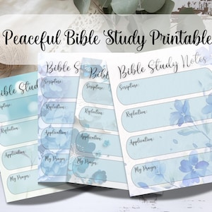 Op de afbeelding: Een stapel afdrukbare Bijbelstudie-aantekeningen met een bloemenontwerp. De aantekeningen hebben secties voor Schrift, reflectie, toepassing en gebed. De tekst "Peaceful Bible Study Printable" staat bovenaan.