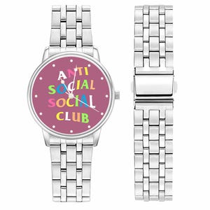 Puede incluir: Reloj de pulsera plateado con una correa de eslabones rectangulares. La esfera del reloj es de color rosa intenso con las palabras "ANTI SOCIAL CLUB" en letras de colores. El reloj se muestra junto a una correa suelta.