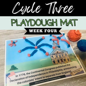 Peut inclure: Un tapis de pâte à modeler rectangulaire intitulé Cycle Three PLAYDOUGH MAT WEEK FOUR avec une illustration de l'Independence Hall, un petit drapeau américain et un parchemin avec le texte We the people. Des formes en pâte bleue et rose.
