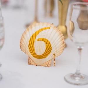 Puede incluir: Un juego de tres tazas de cerámica con un acabado moteado y mate. Las tazas son de color crema, gris claro y gris oscuro. Cada taza tiene un diseño simple y minimalista y un asa redondeada.