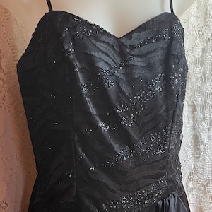 vintage 80s LBD noir midi robe de cocktail paillettes dentelle biais taille et jupe