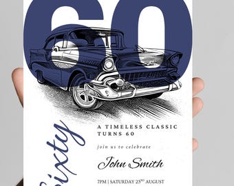 Può includere: Un invito di compleanno blu navy per il 60° compleanno con un'illustrazione di un'auto d'epoca. Il design include la parola "Sixty" in corsivo e i dettagli dell'evento.