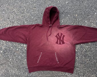Sudadera con capucha SeenByC en color granate desgastado de Nueva York con detalles tachonados