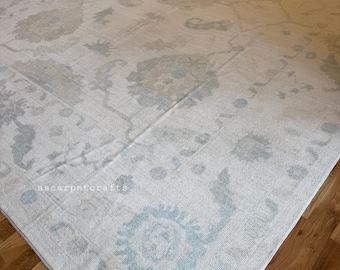 Großer Vintage Oushak Stil Teppich • Gedämpfter, weicher, blauer und cremefarbener Blumenteppich • Neutraler Übergangsteppich • Elegante, abgenutzte Wolle