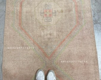 Türkischer Teppichläufer • Gedämpfter Pastellrosa Pfirsich Wollteppich • Beunruhigter geometrischer Flurteppich • Boho-Bauernhaus Eingangsbereich, Größe 3x45.