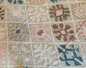 Handgewebter Geometrischer Wollteppich - Pastell Rosa, Blau & Beige Tribal Motiv Teppich, Weicher neutraler Boho Teppich für Wohnzimmer, Schlafzimmer.