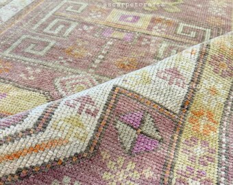 Gedämpftes Lila Mauve & Senfgelber Wollteppich • Kleiner Tribal Boho Eingangsbereich.