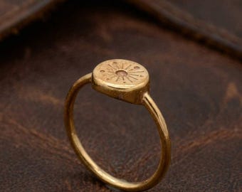 Anillo de latón natural hecho a mano con diseño de rayos de sol - Anillo de sello celestial - Anillo minimalista de oro para mujer - Joyería bohemia con diseño de sol - Delicado anillo de latón estampado