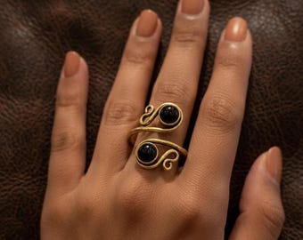 Handgefertigter Messing Messing Ring mit Schwarz Onyx Steinen - Verstellbarer Boho Swirl Statement Ring - Viktorianischer Stil Messing Ring - Einzigartiges Geschenk für Sie