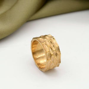 Textured Gold Band Ring – Hammered Brass Wide Ring – Organic Pattern Unisex Ring – Bold Rustic Jewelry – Handmade Gold Band