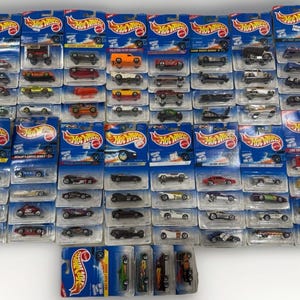 68 Vintage Hot Wheels Autos • 1990er Jahre Blaue Karte • Mattel Maßstab 1:64 • Neu auf Karte • Sammler Set
