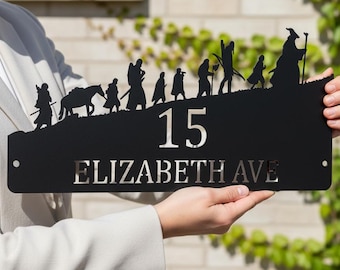 Numero civico personalizzato ispirato agli Hobbit, cartello tondo in metallo con indirizzo, targa da parete per casa fantasy