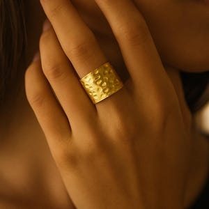 Handgemachter Gehämmerter Vergoldeter Ring - Sterling Silber Breit Band, Verstellbar