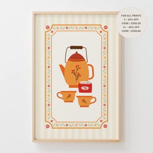 Peut inclure: Une affiche encadrée présentant une illustration centrale d'une théière orange, deux tasses assorties et un petit pot rouge. Le motif est entouré d'une bordure décorative de petites fleurs et de feuilles sur un fond crème à rayures verticales.
