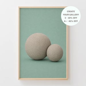 Peut inclure: Une impression encadrée présentant deux sphères texturées gris clair sur un fond vert d'eau. Les sphères sont de tailles différentes, l'une plus grande que l'autre. Le cadre est en bois clair. Le texte sur l'impression indique "CREATE YOUR GALLERY 3 - 30% OFF 4+ - 40% OFF".