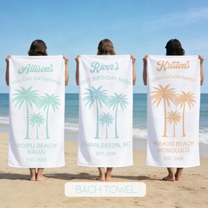 Op de afbeelding: Drie witte strandlakens met palmboomontwerpen en gepersonaliseerde tekst. Eén zegt "Allison's Holiday Gathering" met "Poipu Beach Kauai" en "Est. 2026". Een andere zegt "River's 21st Birthday Bash" met "Charleston, SC" en "Est. 2026". De derde zegt "Kristen's Graduation Party" met "Waikiki Beach Honolulu" en "Est. 2026".