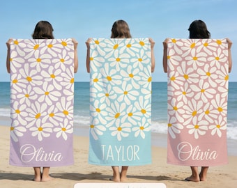 Serviette de plage personnalisée florale marguerite, serviette de piscine avec prénom personnalisé pour filles, cadeau d'anniversaire de naissance pour enfants, cadeau vacances tropicales, cadeau amoureux de plage