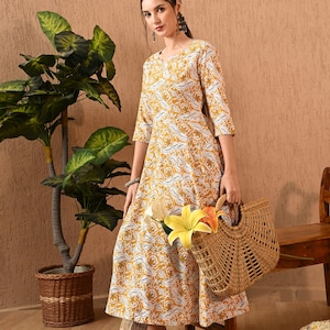 Gele Kurta-broekset met bloemenprint: katoenen kostuum etnisch kant