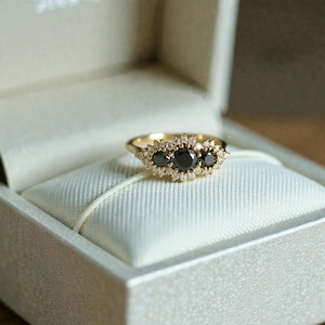 Anillo de compromiso con halo de diamantes negros / Anillo de oro vintage con diamantes / Anillo de tres diamantes negros / Joyería de aniversario hecha a mano