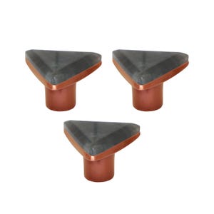 Può includere: Tre pomelli per mobili con una parte superiore triangolare in pietra grigia e una base color rame. I pomelli hanno un design geometrico e sono su uno sfondo bianco. Questi pomelli decorativi sono adatti per mobili o armadi.