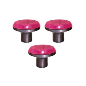 Può includere: Tre pomelli per armadi con una parte superiore arrotondata rosa acceso, una fascia color argento e uno stelo grigio scuro. Le manopole sono uniformemente distanziate su uno sfondo bianco.