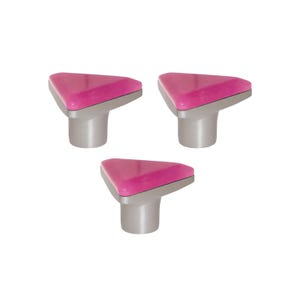 Könnte beinhalten: Drei Schrankknöpfe mit einer dreieckigen, pinkfarbenen Oberseite und einem gebürsteten silberfarbenen Sockel. Die Knöpfe sind ein modernes Design, geeignet für Schubladen oder Schranktüren. Die Knöpfe sind vor einem weißen Hintergrund.