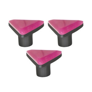 Può includere: Tre pomelli per armadi a forma triangolare rosa con finitura lucida. Ogni pomello ha una base e uno stelo grigio scuro. I pomelli sono disposti a triangolo su sfondo bianco.