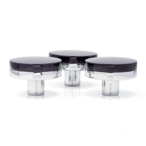 Könnte beinhalten: Drei Schrankknöpfe mit einer schwarzen, kreisförmigen Oberseite und einem glänzenden, silbernen Sockel. Die Knöpfe sind gleichmäßig auf einem weißen Hintergrund angeordnet. Die Knöpfe haben ein modernes, minimalistisches Design.