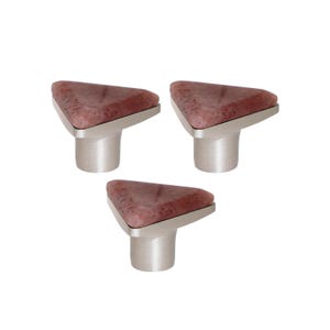 Può includere: Tre pomelli per mobili con una parte superiore triangolare in pietra marrone rossiccio e una base in argento spazzolato. I pomelli hanno un design moderno e sono su uno sfondo bianco. Questi pomelli decorativi sono adatti per cassetti e armadi.