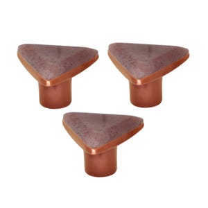 Pode incluir: Três puxadores decorativos para armários. Cada puxador apresenta um topo triangular, salpicado, castanho-avermelhado com uma borda cor de cobre. A base é de cor cobre sólida. Os puxadores são projetados para móveis e decoração de casa.