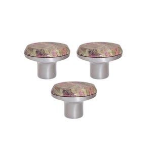 Puede incluir: Tres tiradores decorativos para armarios con diseño floral. Los tiradores tienen una parte superior redonda y plana con un diseño rosa, verde y beige. La base es de color plateado cepillado.