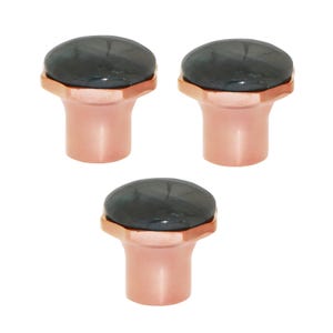 Puede incluir: Tres tiradores de armario con una parte superior ovalada de color gris oscuro y una base de color cobre. Los tiradores tienen un diseño sencillo y elegante, adecuado para cajones o puertas de armario. Los tiradores son de metal.