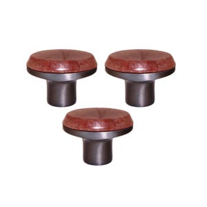 Può includere: Tre pomelli per mobili con una parte superiore rosso scuro macchiettata e una base cilindrica grigio scuro. I pomelli sono disposti a triangolo su sfondo bianco. Adatto per mobili o armadi.