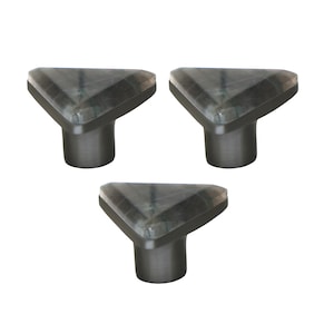 Könnte beinhalten: Drei graue Schrankknöpfe mit dreieckiger Oberseite und zylindrischer Basis. Die Knöpfe haben ein marmoriertes Aussehen. Geeignet für Möbel und Heimdekoration. Jeder Knopf ist etwa 3 cm hoch.
