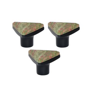 Könnte beinhalten: Drei Schrankknöpfe mit einer dreieckigen Oberseite aus grün und rot gesprenkeltem Stein. Die Knöpfe haben einen schwarzen Sockel und einen schwarzen Rand um die Steinplatte. Die Knöpfe sind vor einem weißen Hintergrund angeordnet.