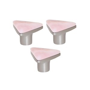 Puede incluir: Tres tiradores decorativos para armarios. Cada tirador presenta una parte superior triangular de color rosa claro con aspecto veteado, sobre una base plateada cepillada. Adecuado para muebles y decoración del hogar.