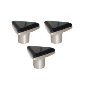 Könnte beinhalten: Drei Schrankknöpfe mit einer dreieckigen schwarzen Oberseite und einem Sockel aus gebürstetem Nickel. Die Knöpfe haben ein modernes Design und eignen sich für Schubladen oder Schranktüren. Jeder Knopf ist etwa 3,8 cm breit.