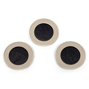 Può includere: Tre sottobicchieri rotondi con bordo argentato e centro blu scuro maculato. I sottobicchieri sono disposti a triangolo su sfondo bianco. Questi sottobicchieri sono adatti a qualsiasi arredamento.