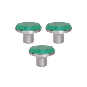 Può includere: Tre pomelli per armadi con base argentata e parte superiore verde marmorizzata. I pomelli hanno una forma arrotondata a fungo. Sono su sfondo bianco. Adatti per progetti di mobili e decorazioni per la casa.